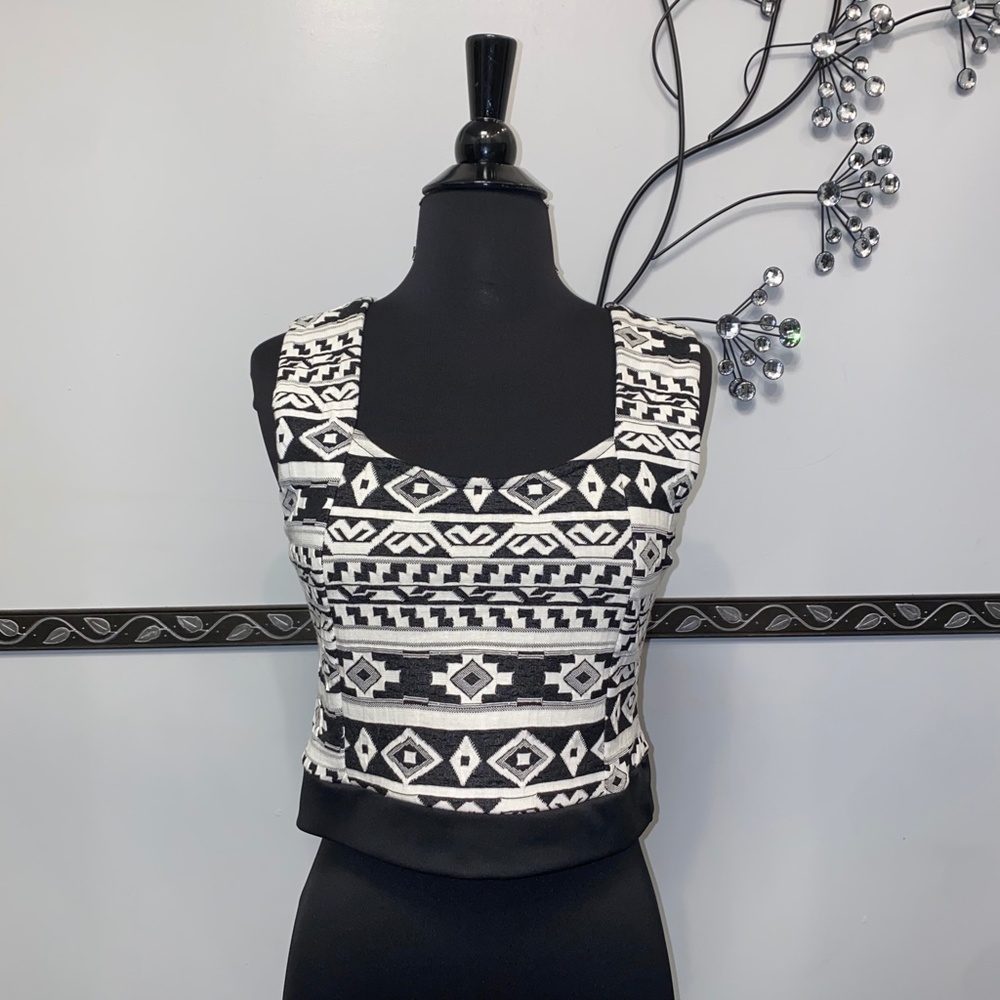 Black & White Geo Print Tank Top - Picture 3 of 4
